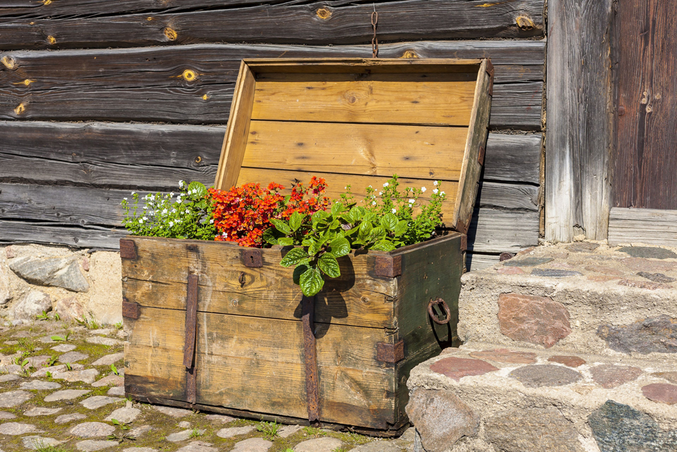 Large trunk planter