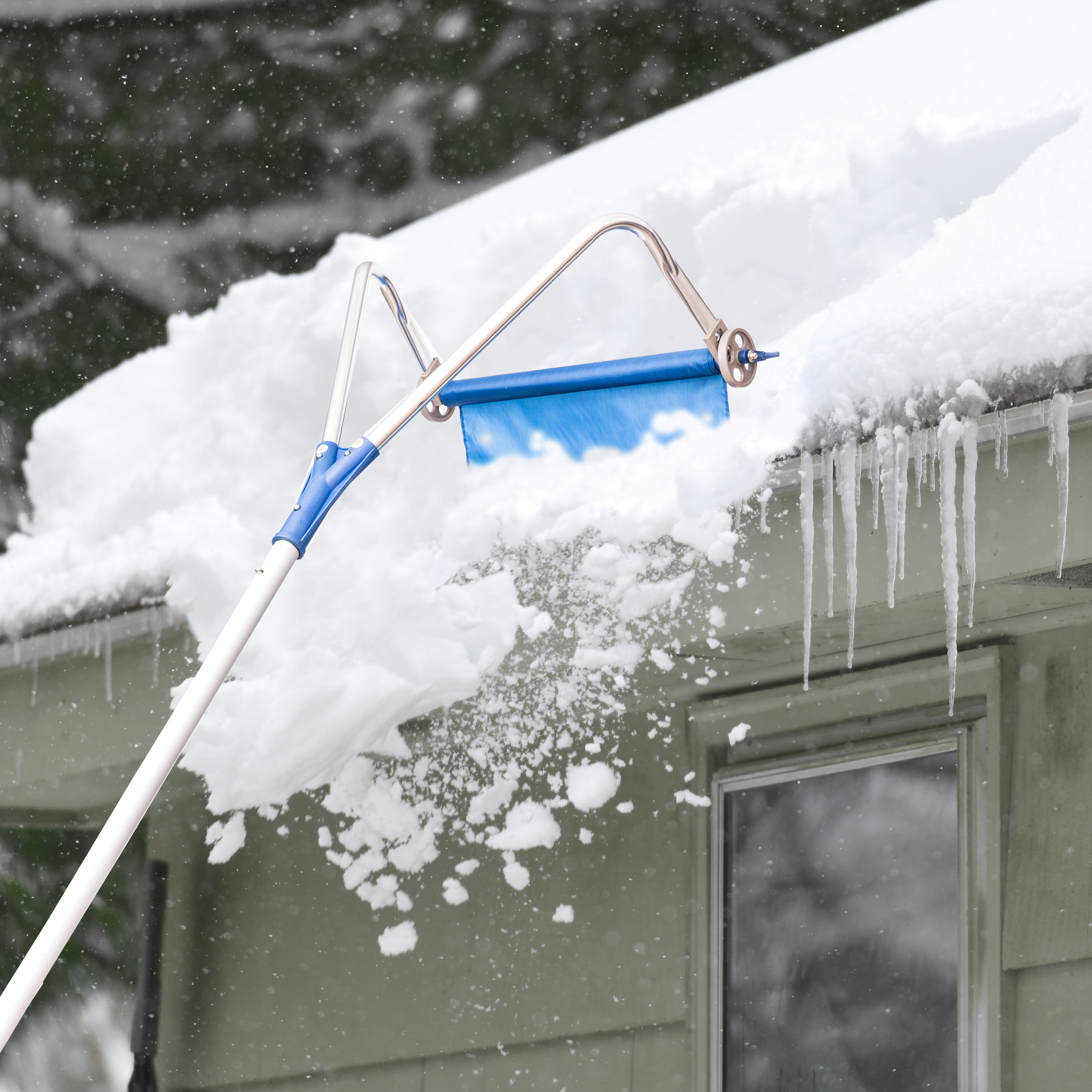 Rooftop Rake Snow Remover, Extendable, Lightweight, Aluminum Handle Extends Up to 21 Feet
